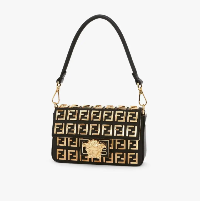 Brooch mini baguette ?C Fendace Black leather bag with gold FF motif