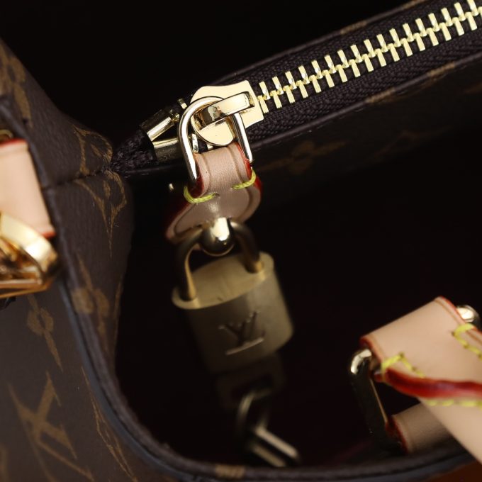 M40155 Handbag 29 X 20 X 13Cm - Image 3