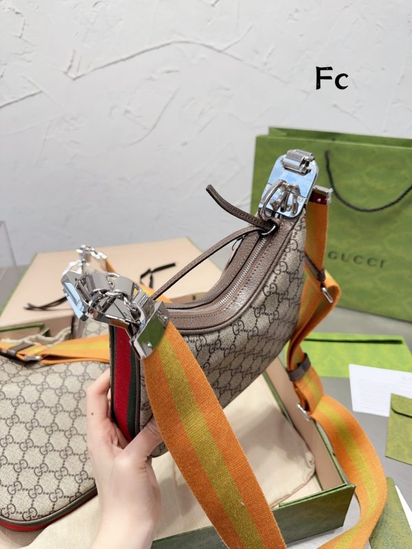 GC484 Gc Attache Small/Large Shoulder Bag