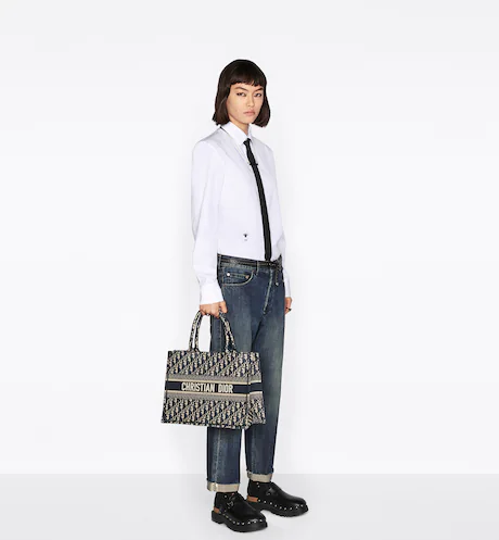 MEDIUM D BOOK TOTE Blue D Oblique Embroidery (36 x 27.5 x 16.5 cm)