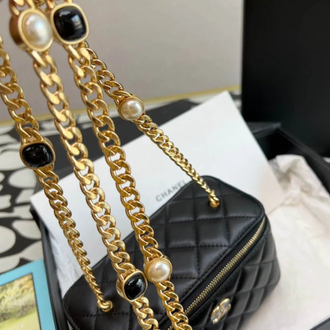 CC VANITY WITH CHAIN - Image 5