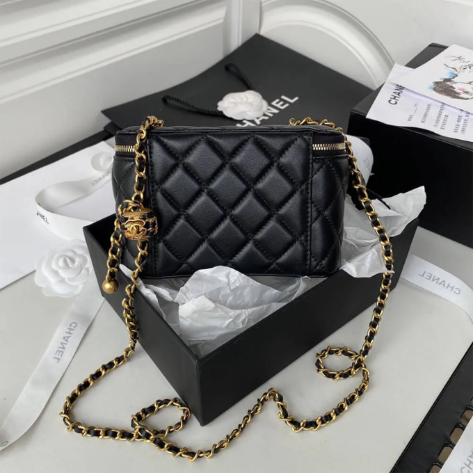 CC VANITY WITH CHAIN BAG - Image 4