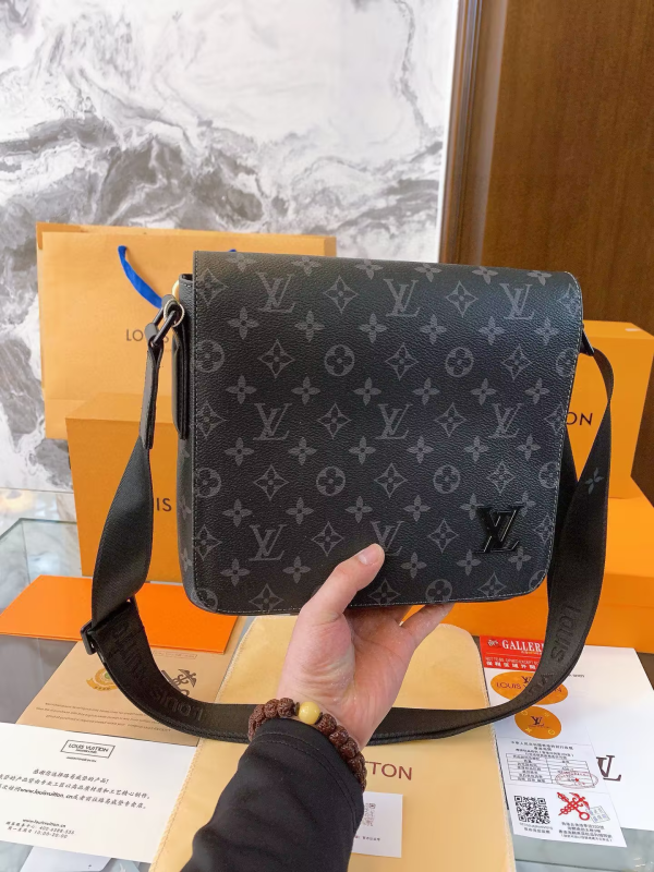 L new arrival district crossbody bag men and women size: 26*23*7 cm