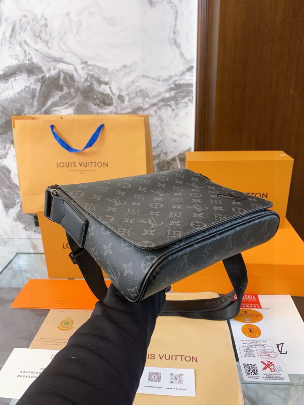 L new arrival district crossbody bag men and women size: 26*23*7 cm