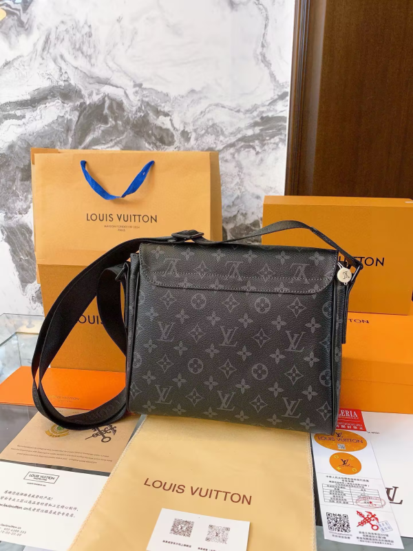L new arrival district crossbody bag men and women size: 26*23*7 cm