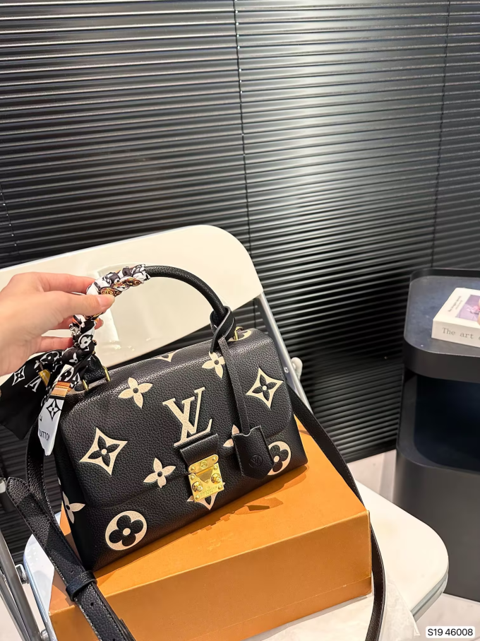Louis new arrival hand bag size: 24*15 cm - Image 9