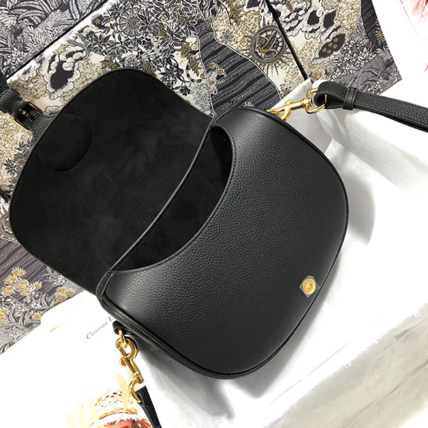 MEDIUM D BOBBY BAG size: 22*17*6 cm