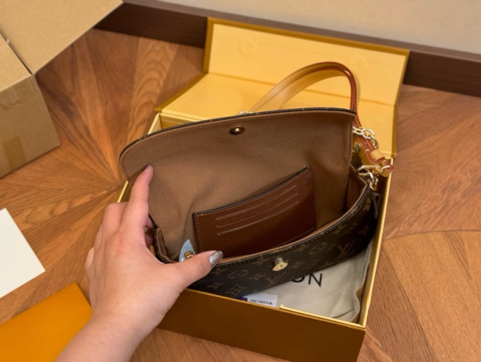Louis new arrival ivy woc bag size: 22*12 cm - Image 7