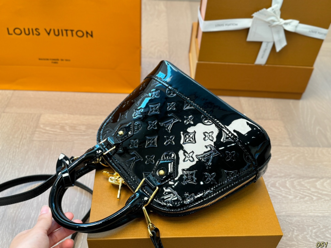 Louis 2024 new arrival bb bag size:24*18 cm - Image 10