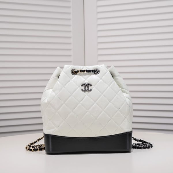 CC 17 Gabrielle backpack size : 24*23*11.5cm