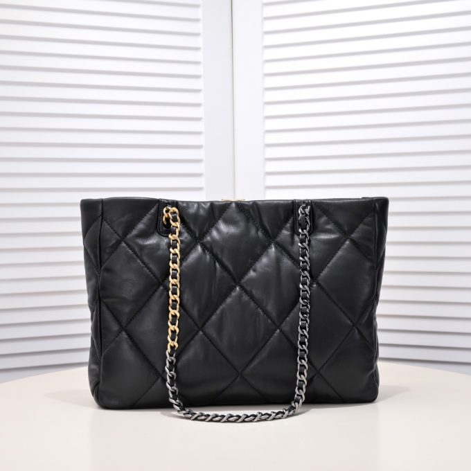CC 22B 19BAG Tote - Image 4