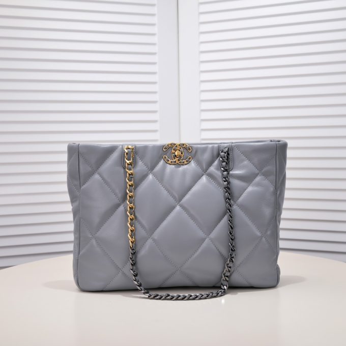 CC 22B 19BAG Tote - Image 2