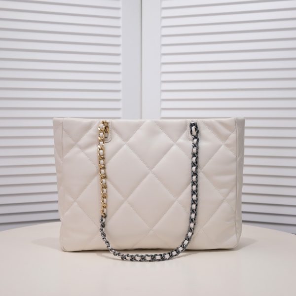 CC 22B 19BAG Tote