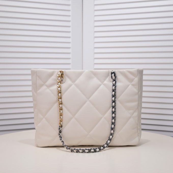 CC 22B 19BAG Tote - Image 10