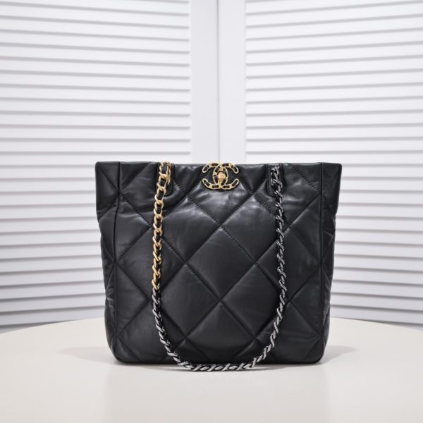 CC 22b 19 BAG tote