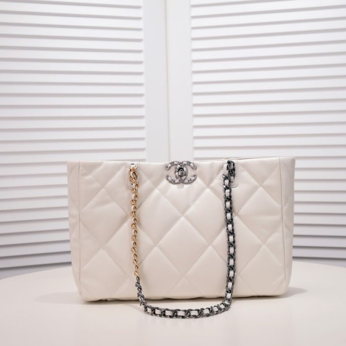 CC 22B 19BAG Tote - Image 3