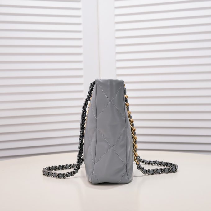 CC 22B 19BAG Tote - Image 14