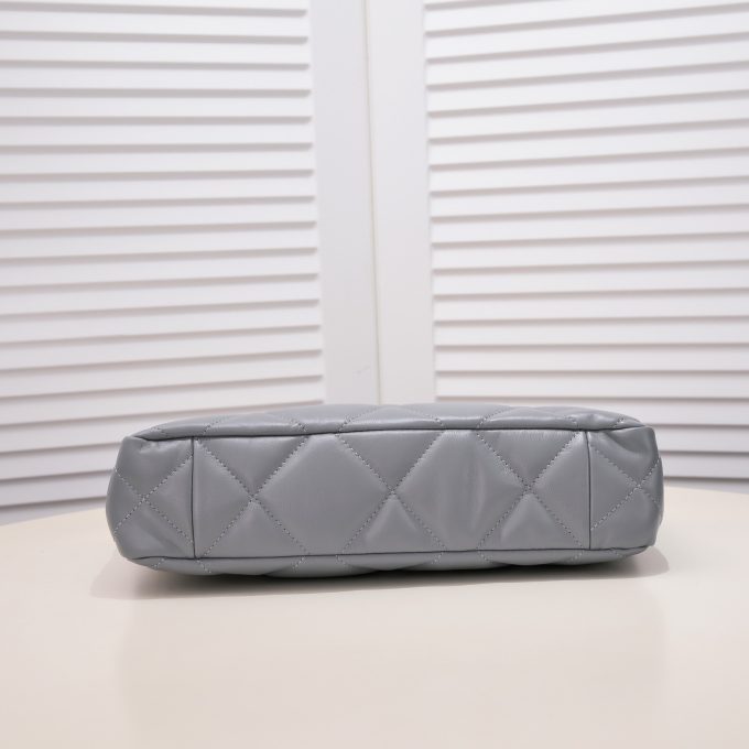 CC 22B 19BAG Tote - Image 17
