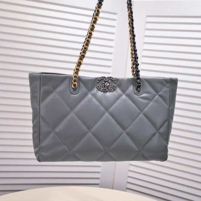 CC 22B 19BAG Tote - Image 11