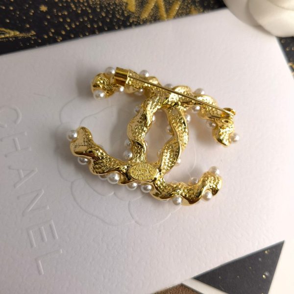 Cc brooch 0072