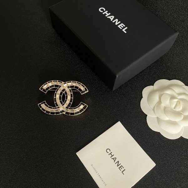 Cc brooch 0076