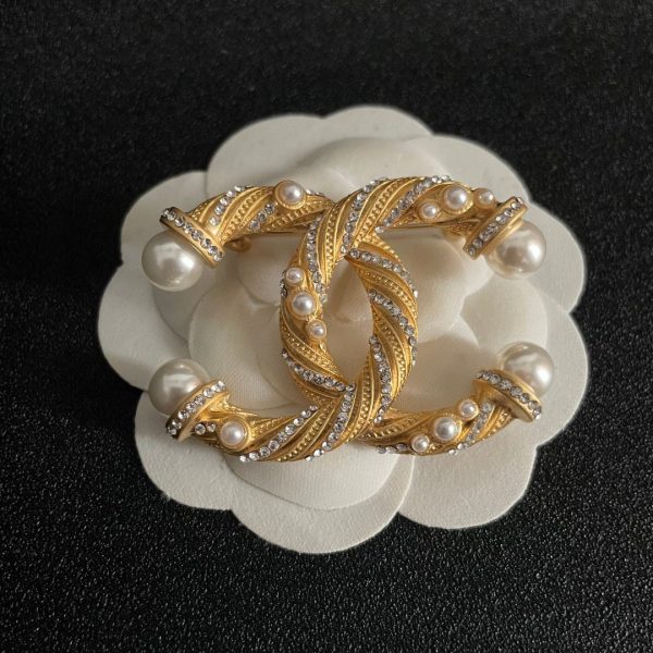 Cc brooch 0068
