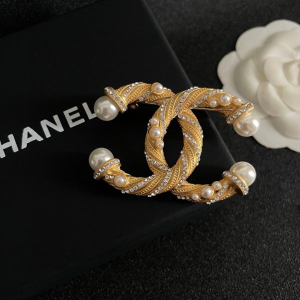 Cc brooch 0068