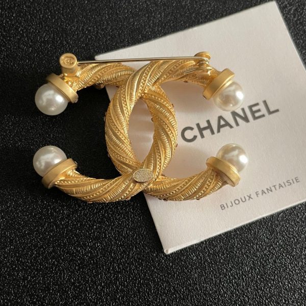 Cc brooch 0068