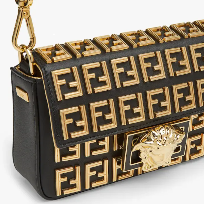 Brooch mini baguette ?C Fendace Black leather bag with gold FF motif - Image 9