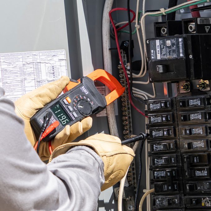Klein Tools CL710 600A AC/DC Auto-Ranging Digital Pro Clamp Meter - Image 11