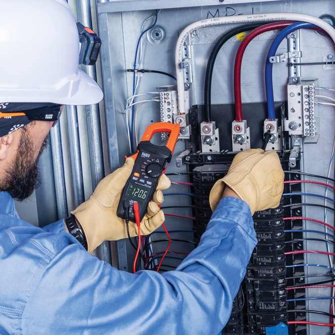 Klein Tools CL810 600A AC/DC Auto-Ranging Digital Pro Clamp Meter with Worklight - Image 9