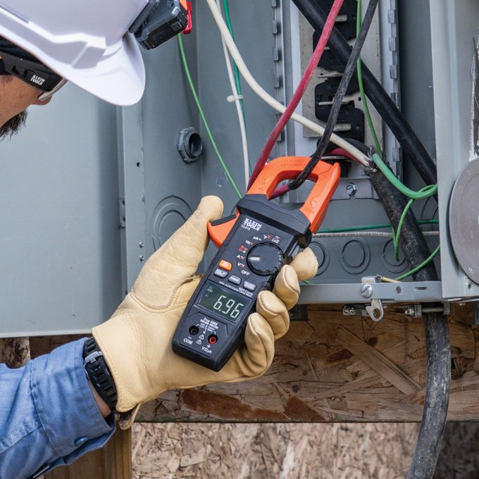 Klein Tools CL810 600A AC/DC Auto-Ranging Digital Pro Clamp Meter with Worklight - Image 8