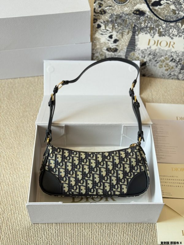D new arrival Wanderlust hobo bag size: 26 cm