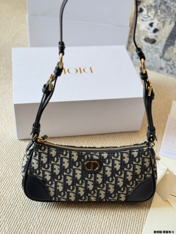 D new arrival Wanderlust hobo bag size: 26 cm