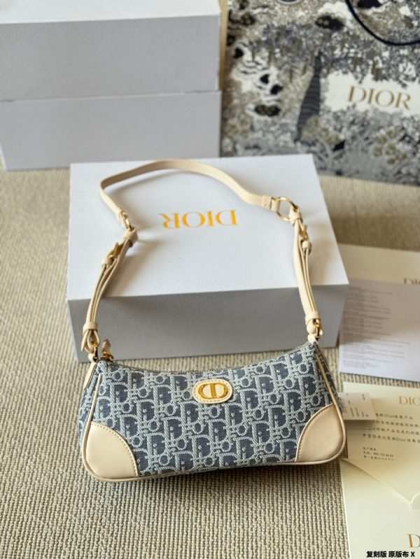 D new arrival Wanderlust hobo bag size: 26 cm