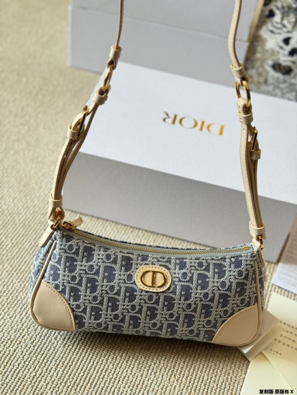 D new arrival Wanderlust hobo bag size: 26 cm