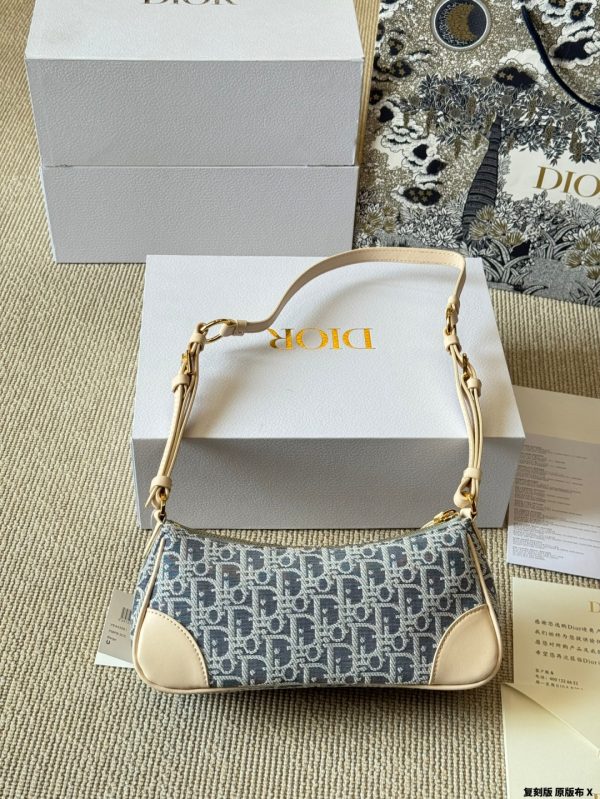 D new arrival Wanderlust hobo bag size: 26 cm