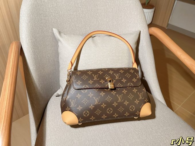 Louis new arrival 25ss HideAway hobo bag size: 30*19*11 cm - Image 6