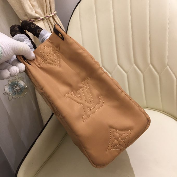 Louis new arrival winter onthego bag - Image 3