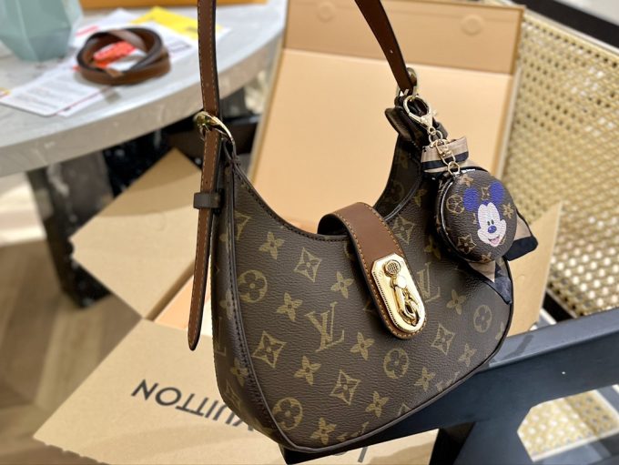 Louis new arrival Bagatelle bag size:  22 cm