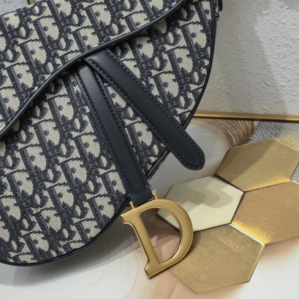 D saddle Be a classic with classics size: 25.5 x 20 x 6.5 cm
