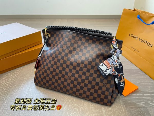 Louis artsy new arrival size : 41* 30 cm