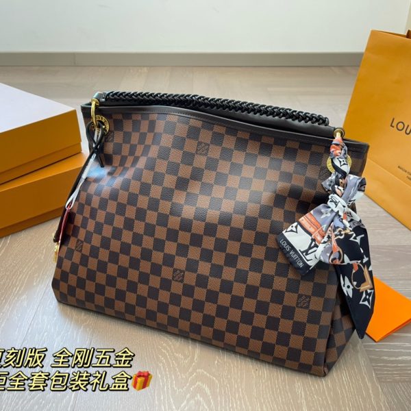Louis artsy new arrival size : 41* 30 cm
