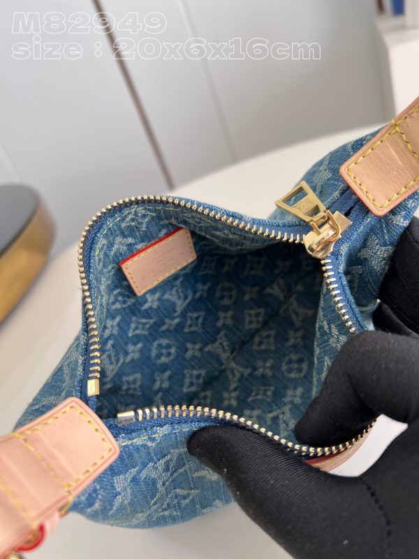 Louis Hills Pochette Monogram Denim size;20.5 x 6 x 16 cm