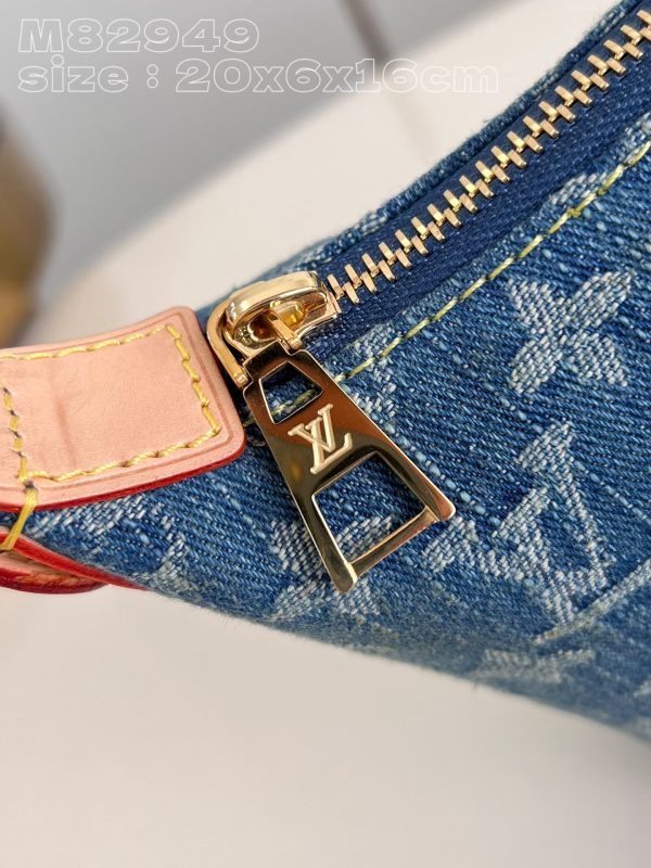 Louis Hills Pochette Monogram Denim size;20.5 x 6 x 16 cm