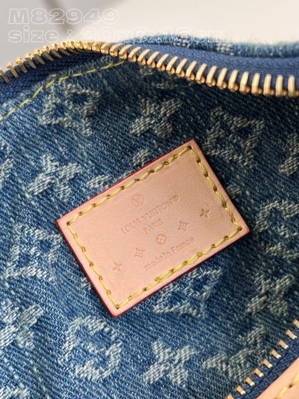 Louis Hills Pochette Monogram Denim size;20.5 x 6 x 16 cm