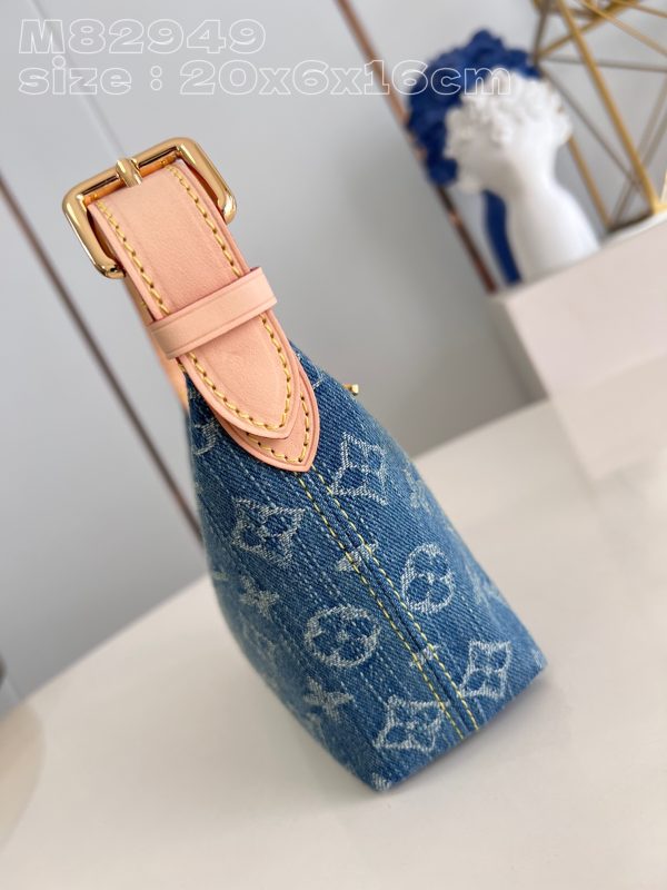 Louis Hills Pochette Monogram Denim size;20.5 x 6 x 16 cm