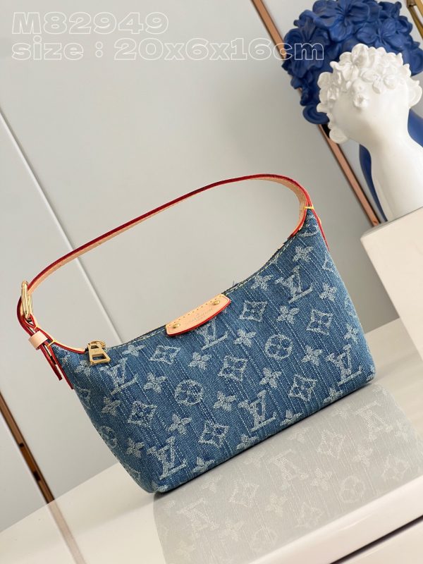 Louis Hills Pochette Monogram Denim size;20.5 x 6 x 16 cm
