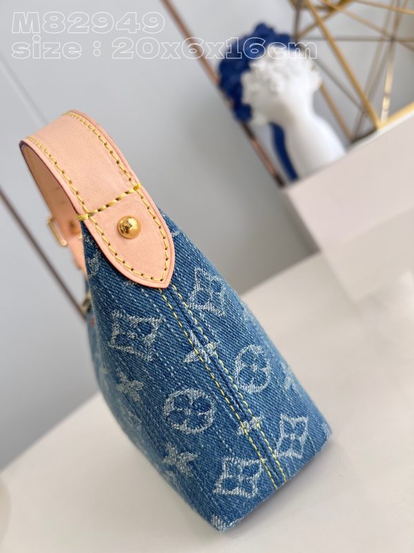 Louis Hills Pochette Monogram Denim size;20.5 x 6 x 16 cm