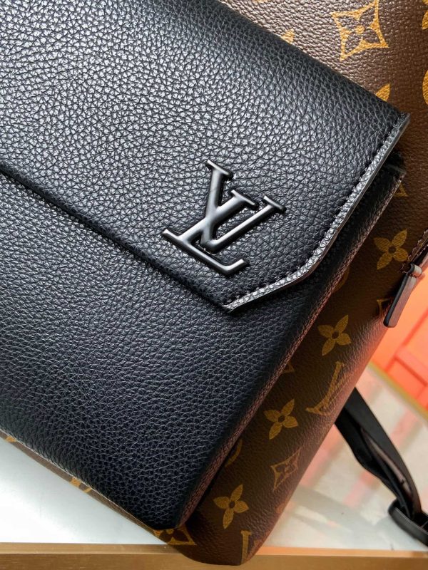 Louis new arrival 🇲🇱Aerogram backpack bag size : 43 x 30 x 14 cm